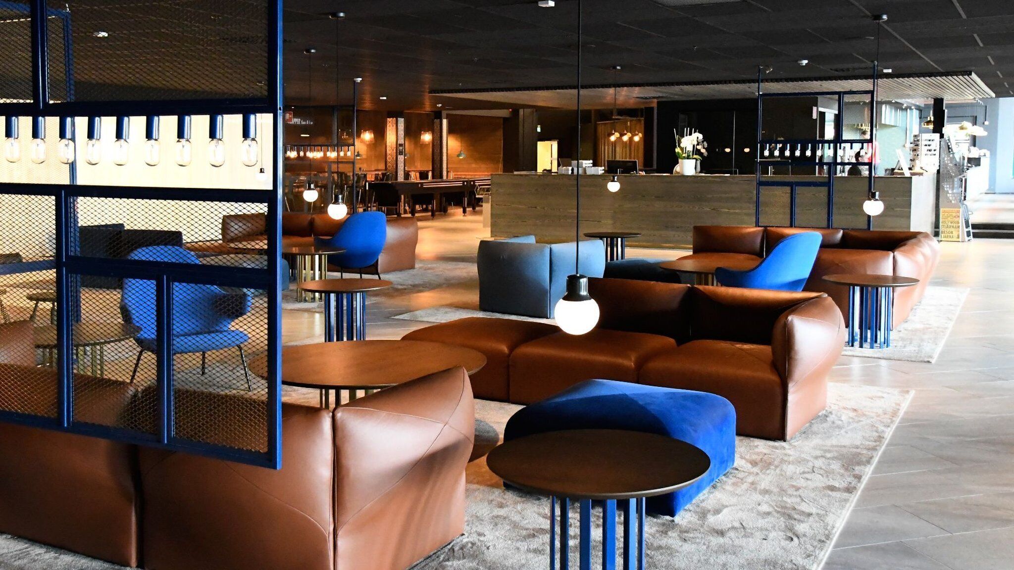 Lobby lounge