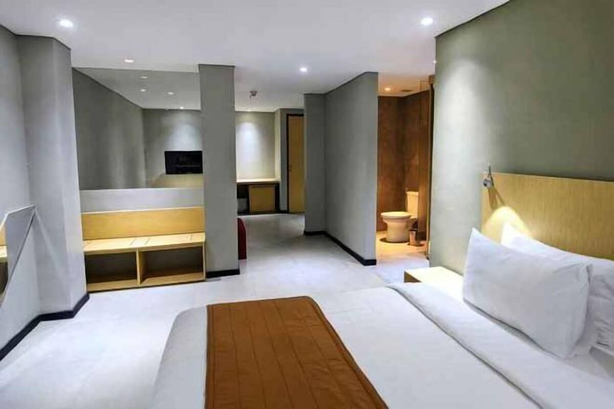 Desk, blackout curtains, free WiFi, bed sheets