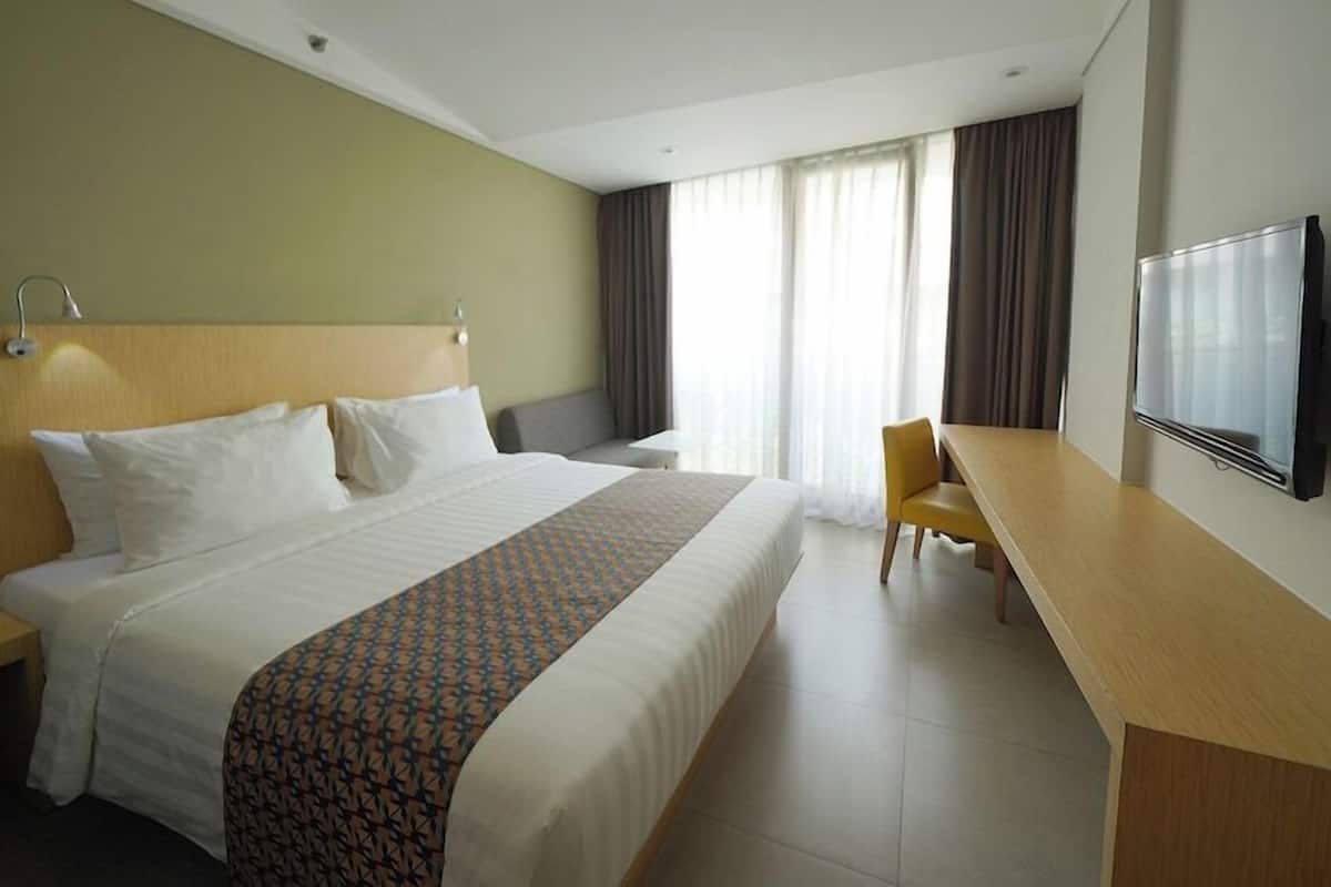 Desk, blackout drapes, free WiFi, bed sheets