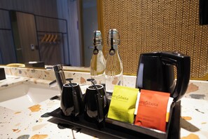 Executive Twin Room, Pool View | Desk, blackout drapes, free WiFi, bed sheets - Episode Kuta Bali (Kuta)