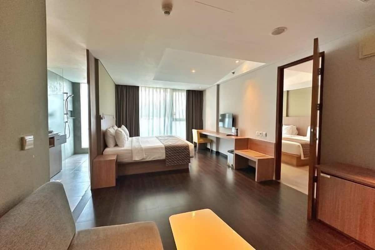 1 phòng ngủ, bàn, màn/rèm cản sáng