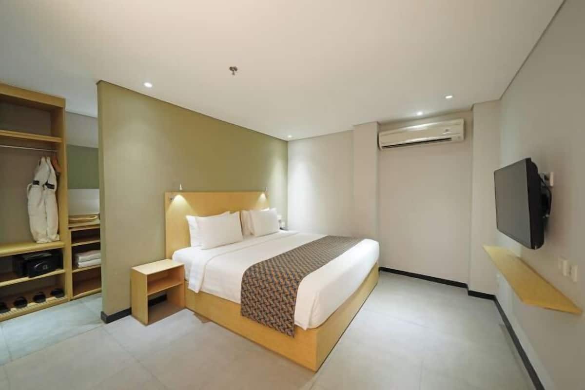 1 bedroom, desk, blackout drapes, free WiFi