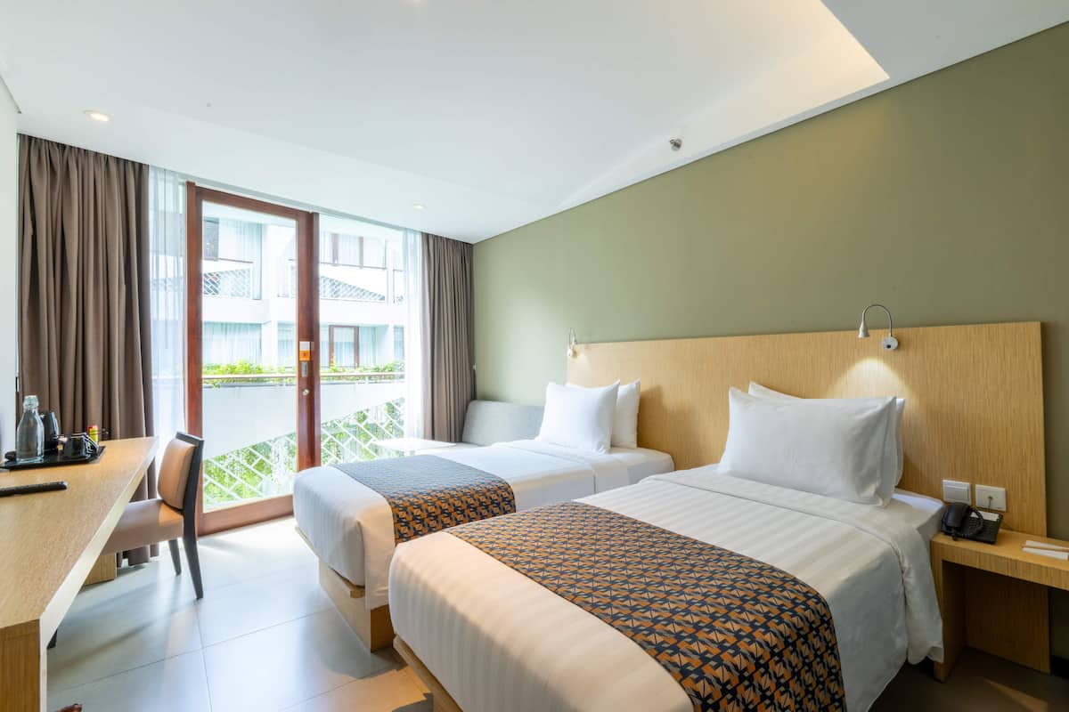 Premier kamer, 2 eenpersoonsbedden, uitzicht op zwembad | 1 slaapkamer, een bureau, verduisterende gordijnen, gratis wifi
