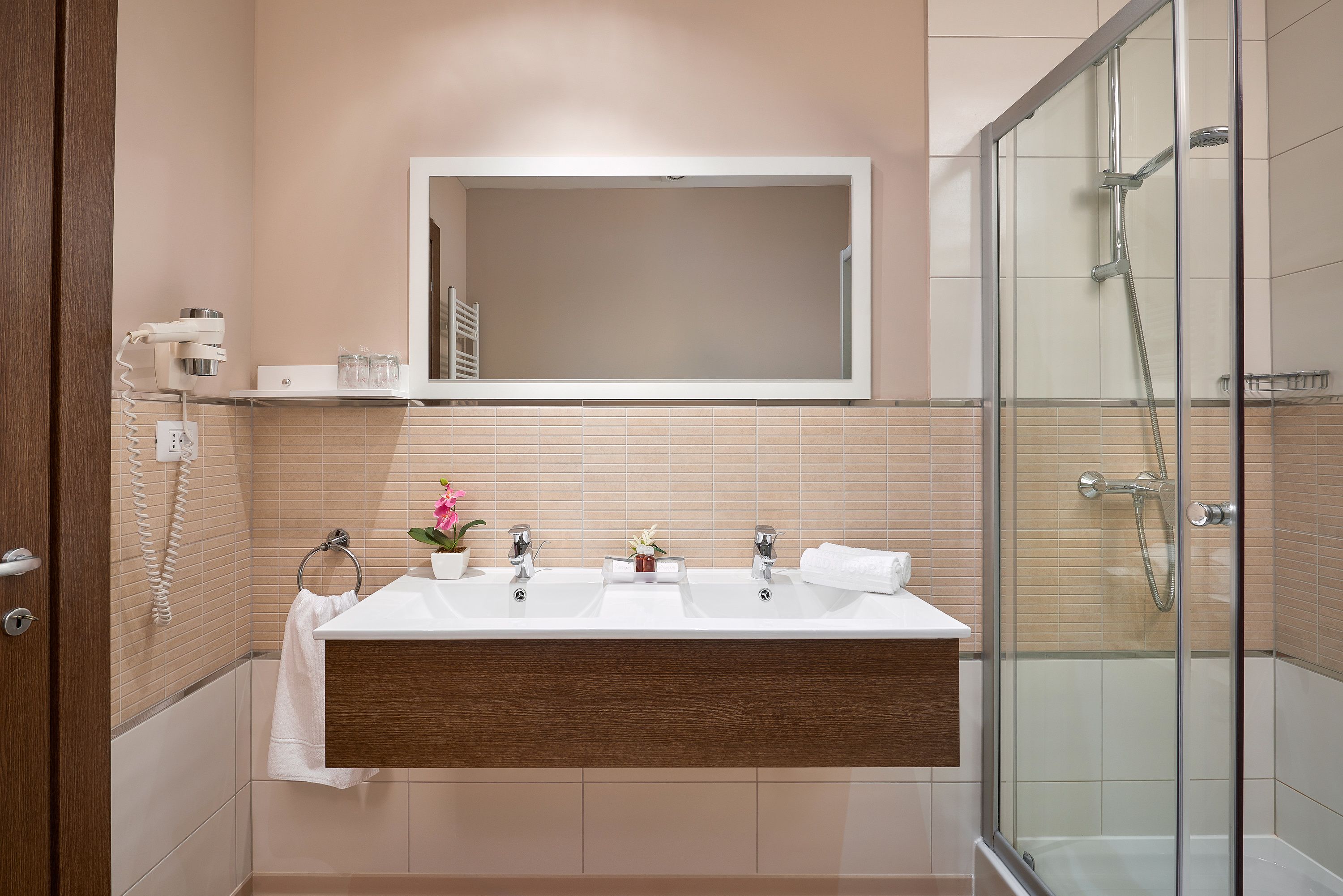 superior suite, balcony, hill view | bathroom | shower, designer toiletries, hair dryer, slippers
