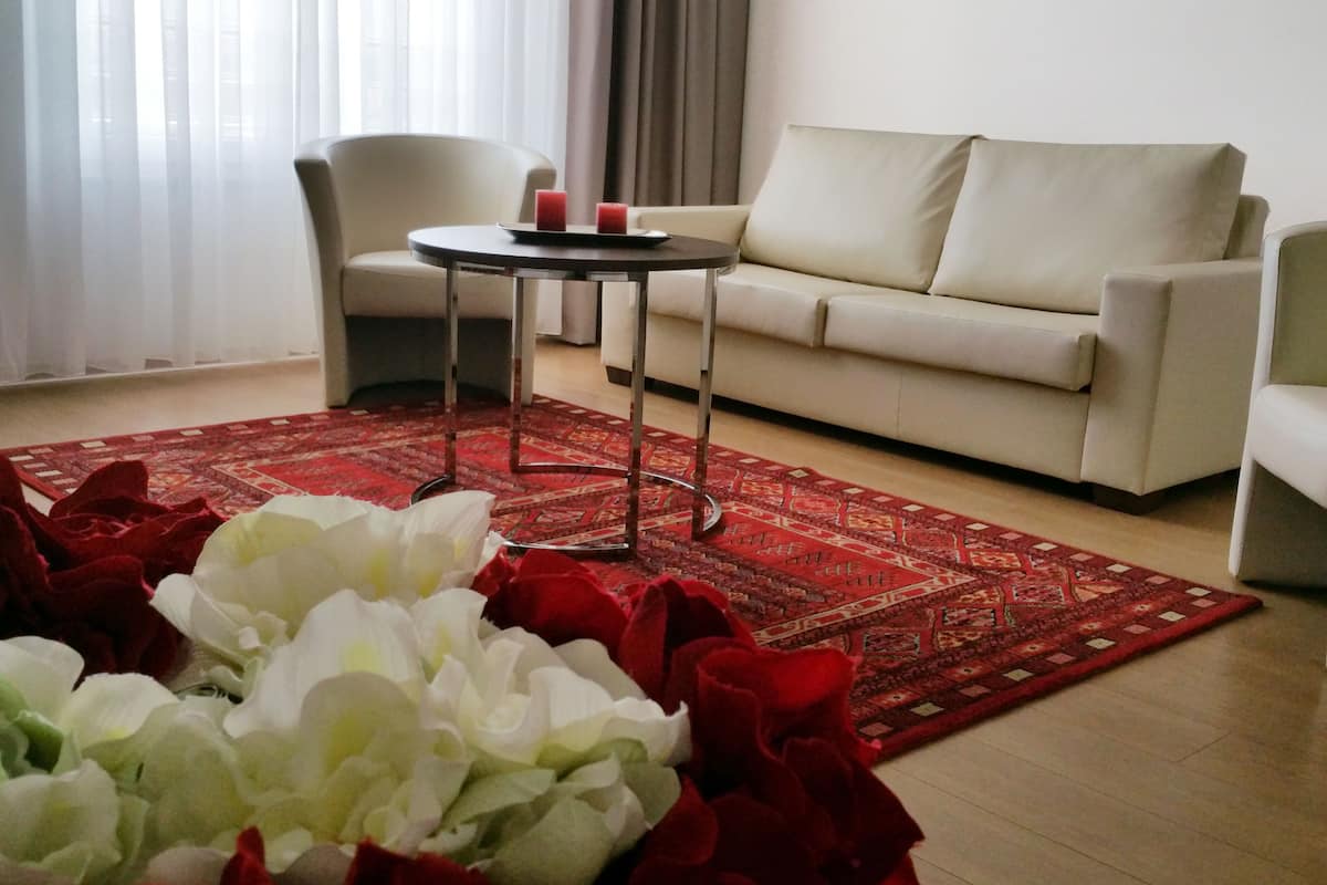 ห้องสวีท | เครื่องนอนระดับพรีเมียม, ตู้นิรภัยในห้องพัก, โต๊ะทำงาน, ผ้าม่านกันแสง