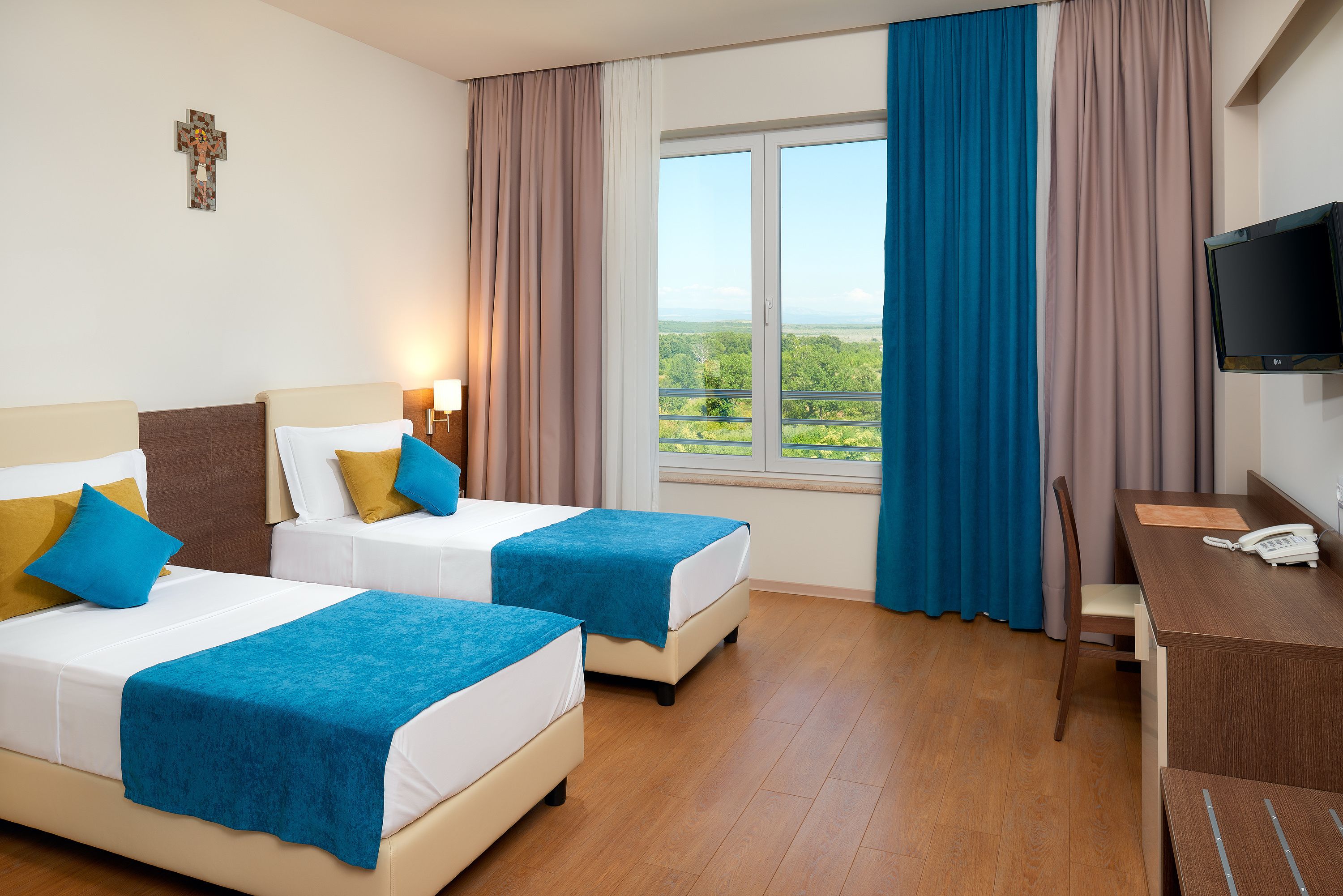 standard room, wheelchair accessible | premium bedding, in-room safe, desk, blackout curtains