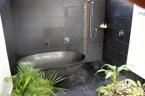 Separate tub and shower, deep soaking tub, hydromassage showerhead - Jimbaran Cliffs Private Pool Hotel & Spa (Nusa Dua)