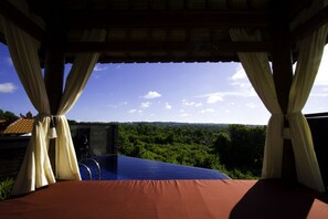 A room with a view of a blue sky and green landscape. - Jimbaran Cliffs Private Pool Hotel & Spa (Nusa Dua)