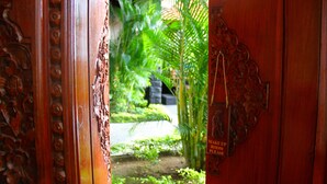 An ornate wooden door with intricate carvings and a sign that reads "MAKE UP ROOM PLEASE". - Jimbaran Cliffs Private Pool Hotel & Spa (Nusa Dua)