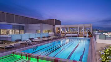 3 utendørsbassenger og bassengparasoller