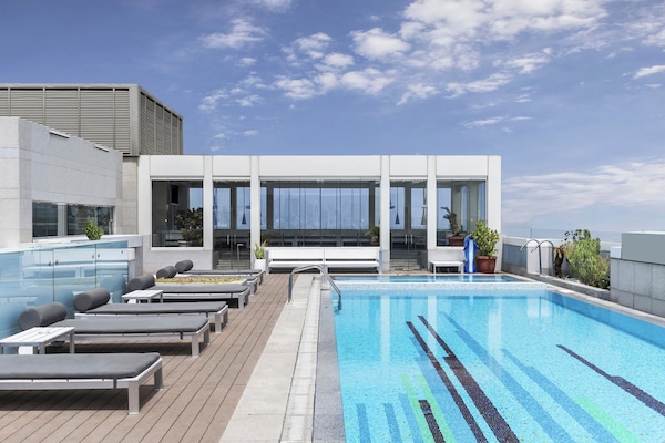 3 piscinas al aire libre, sombrillas