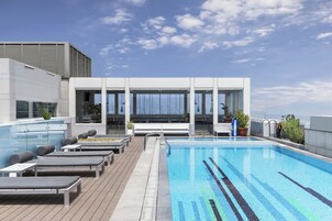 3 piscinas al aire libre (de 06:00 a 18:00), sombrillas