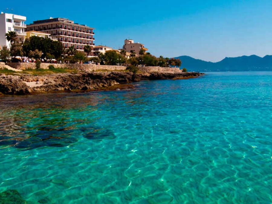 Beach nearby, beach bar