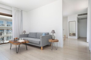 Minibar, caja de seguridad en la habitación y escritorio 