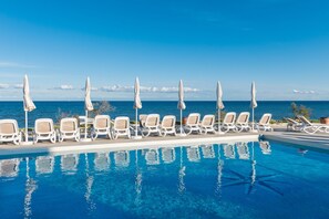 Piscine extérieure, chaises longues