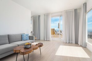 Suite – junior, terrasse, sjøutsikt | Minibar, safe på rommet, skrivebord og blendingsgardiner