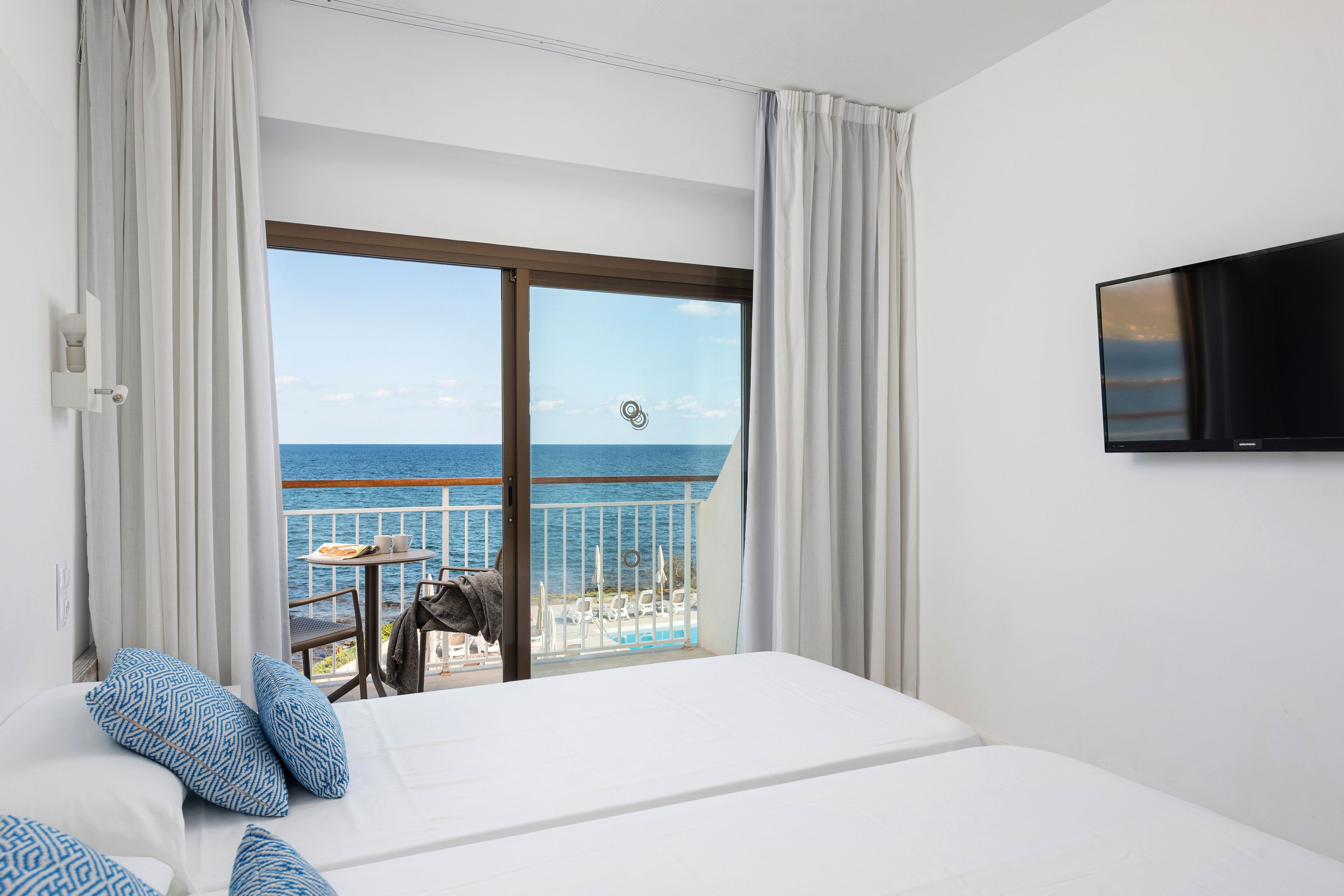 double room, balcony (front sea view) | 1 bedroom, minibar, in-room safe, desk