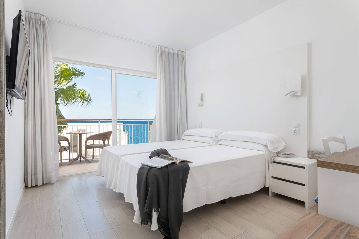 Camera doppia, balcone, vista mare parziale | 1 camera, minibar, una cassaforte in camera, una scrivania