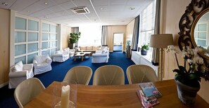 Coin salon dans le hall