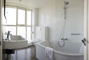 Bathroom - Strandhotel Nassau Bergen (Bergen aan Zee)