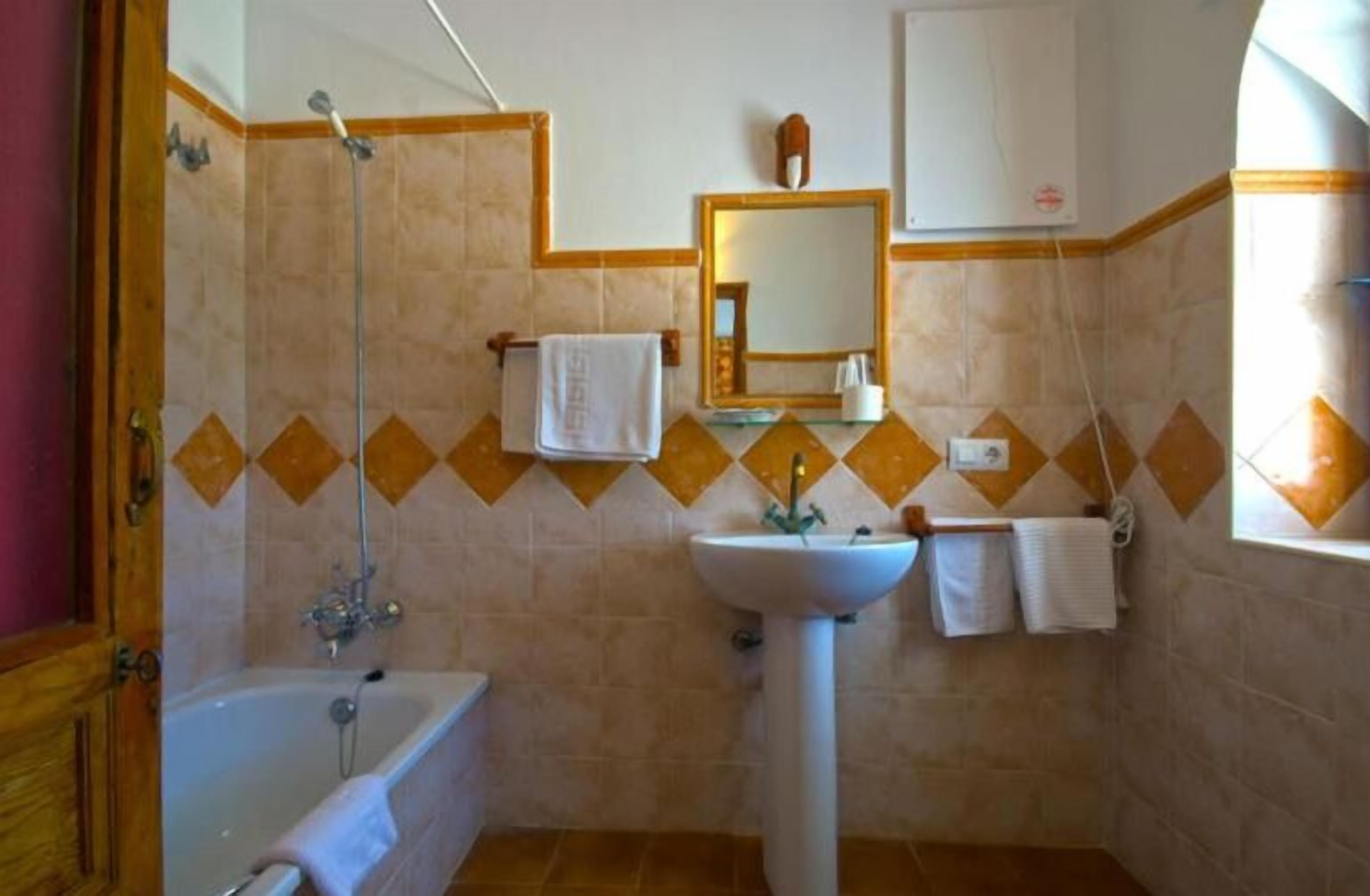 combined shower/bathtub, free toiletries, hair dryer, bidet