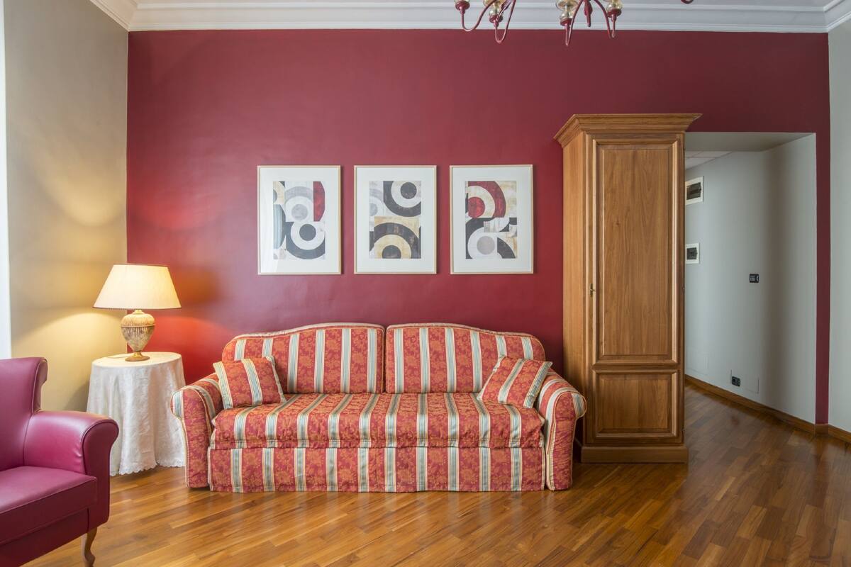 Executive Suite | In-room safe, desk, blackout drapes, iron/ironing board