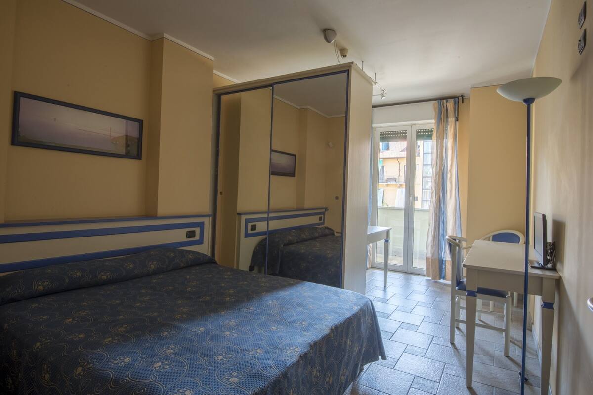 Deluxe Studio | In-room safe, desk, blackout drapes, iron/ironing board