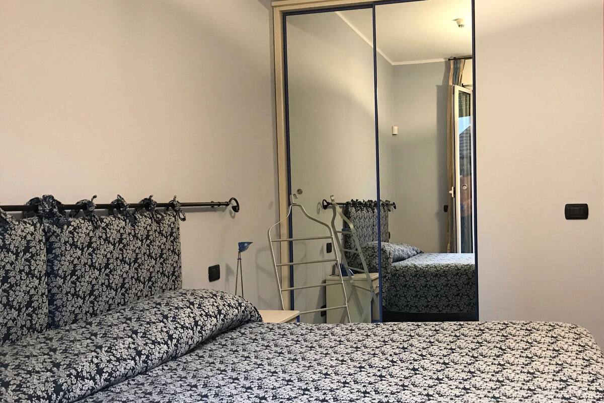 Standard Studio | In-room safe, desk, blackout drapes, iron/ironing board