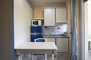 Deluxe Studio | Private kitchenette | Fridge, microwave, stovetop, dishwasher