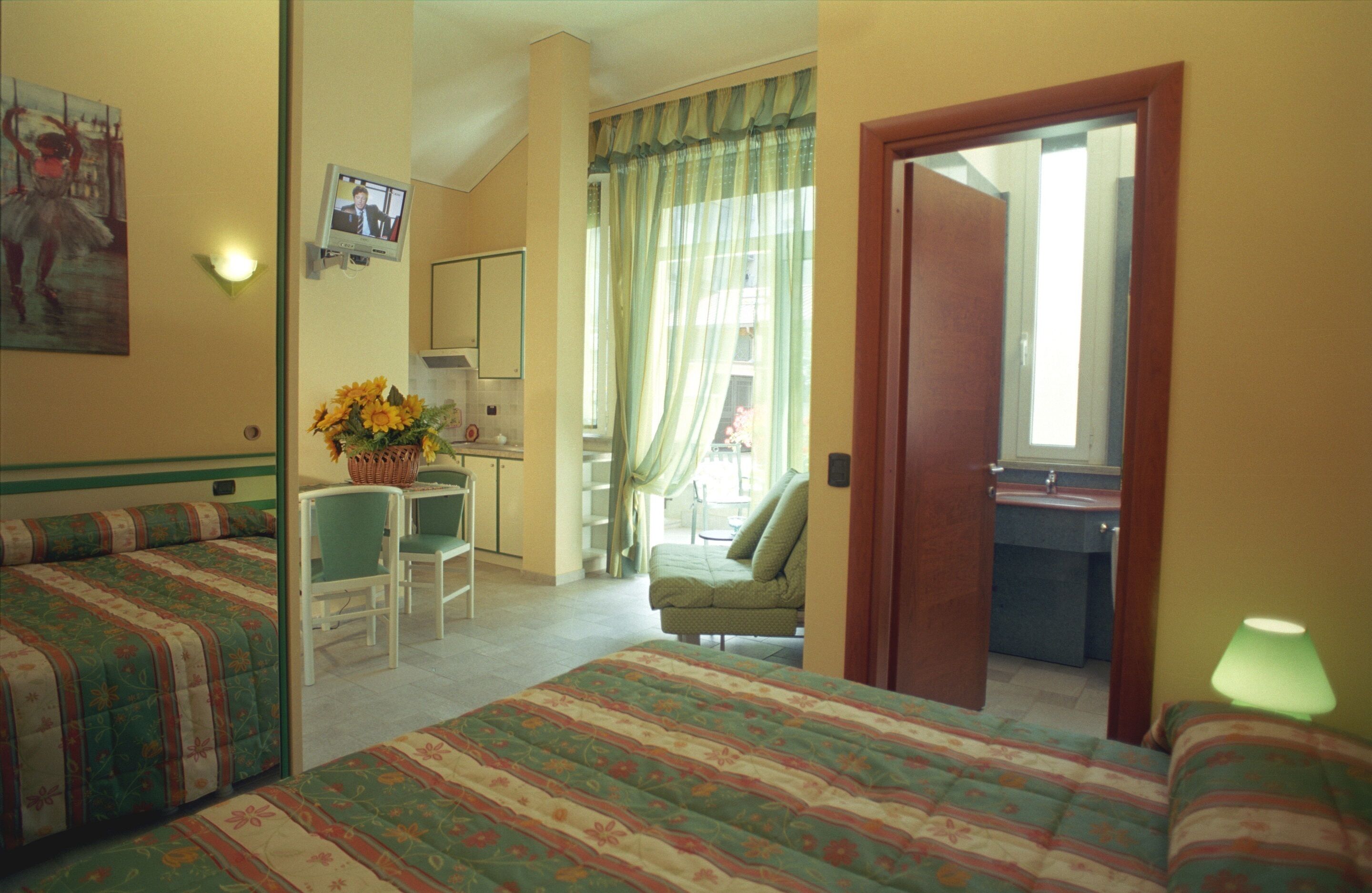 Classic Studio | In-room safe, desk, blackout drapes, iron/ironing board