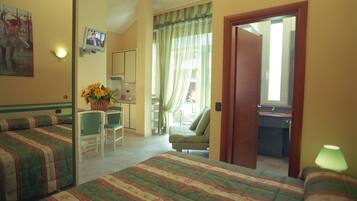 Classic Studio | In-room safe, desk, blackout drapes, iron/ironing board