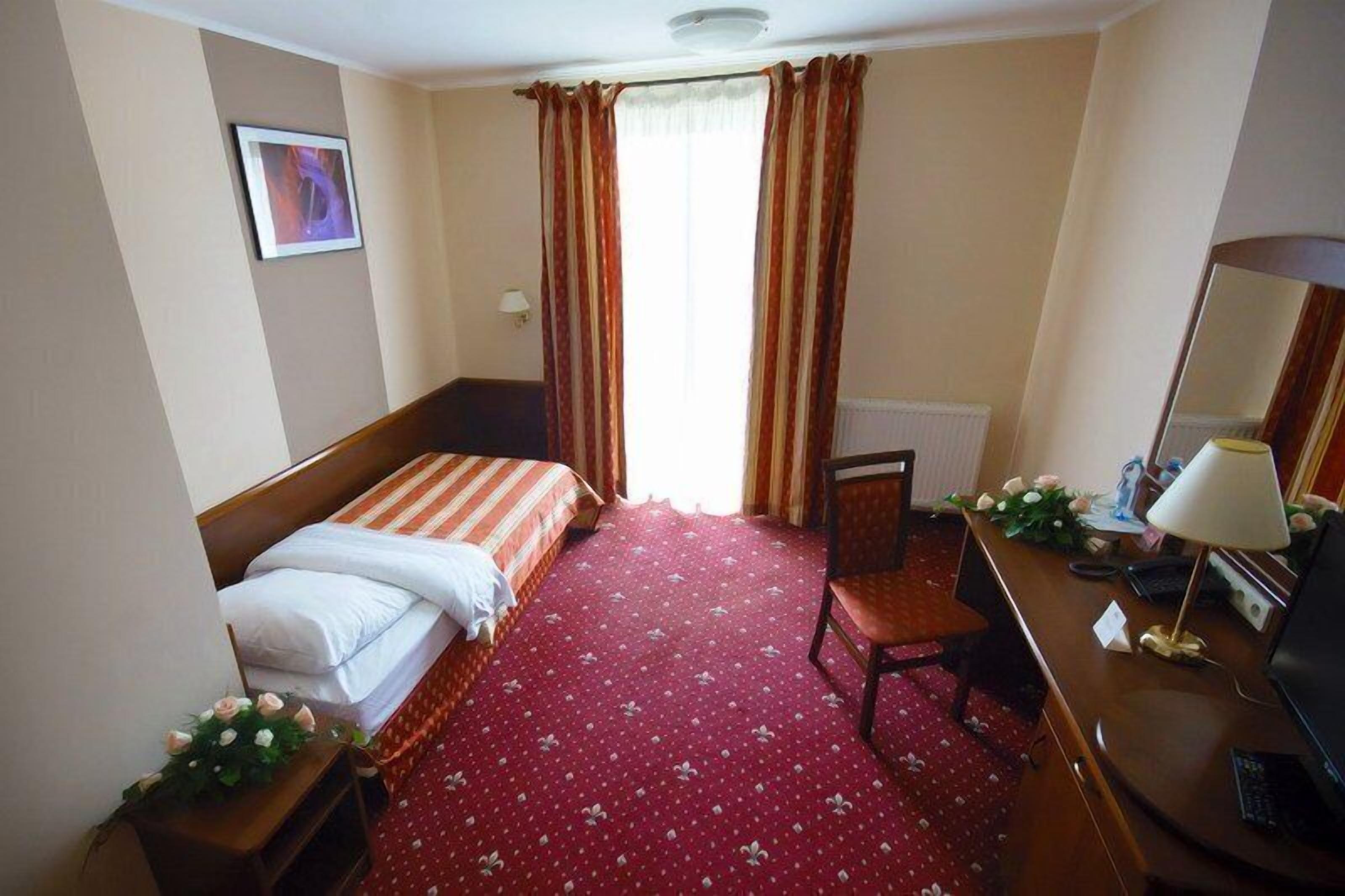 classic single room | in-room safe, desk, free wifi, bed sheets