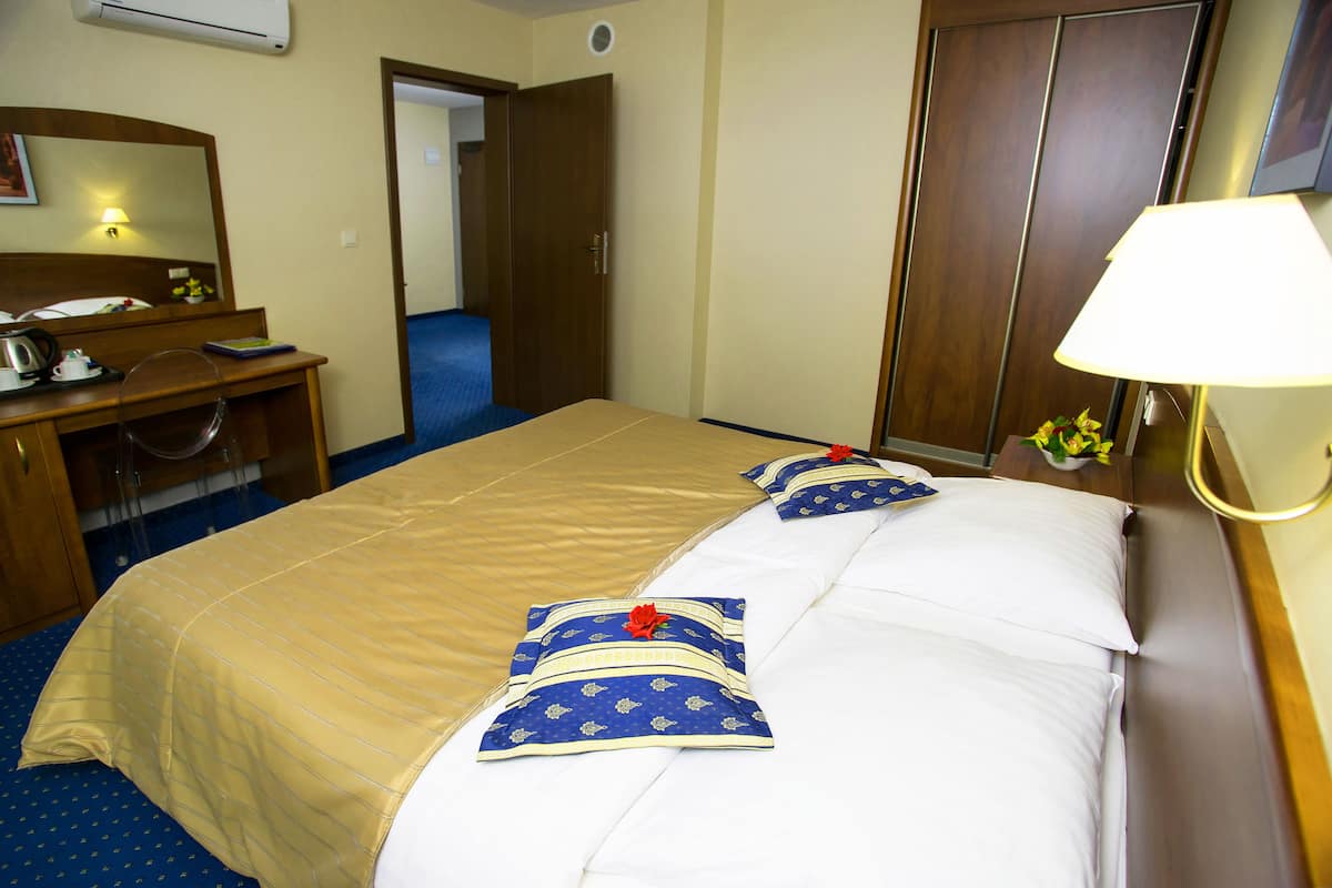 Comfort Studio, 1 Bedroom | Peti besi dalam bilik, meja, Wi-fi percuma, cadar katil