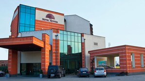 Hotel de diseño moderno, con llamativa fachada de vidrio y una decoración en tonos rojo y blanco.