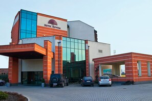 Front of property - Hotel Novum (Niepolomice)