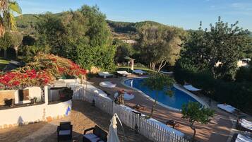 Outdoor pool, pool umbrellas, sun loungers
