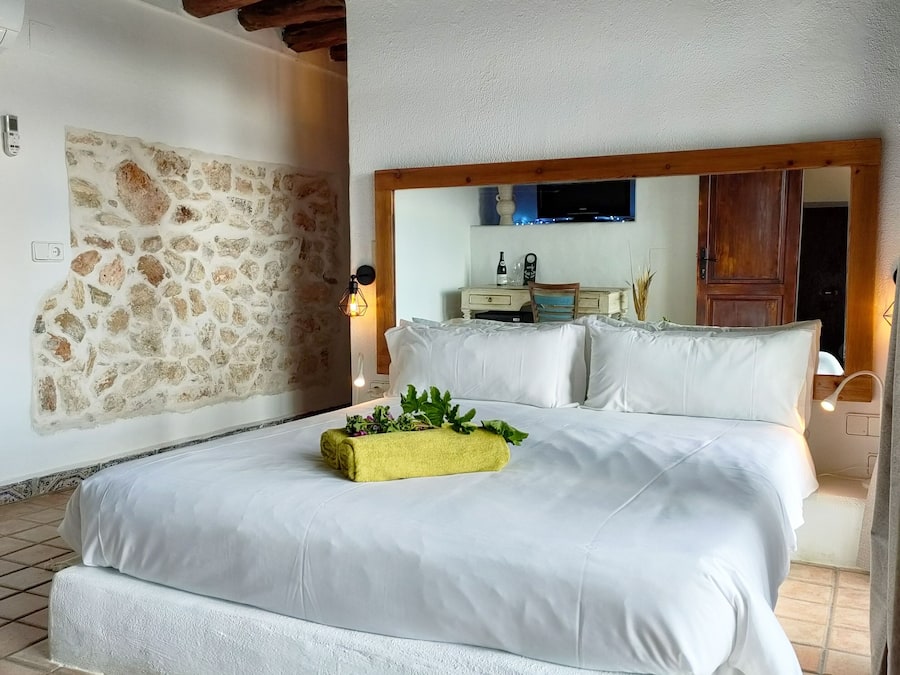 Quarto casal superior | Edredons de pluma, frigobar, individualmente decorados, escrivaninha