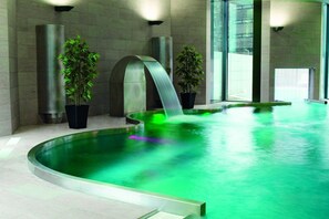 Piscine intérieure, piscine extérieure, chaises longues