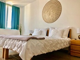 Desk, soundproofing, free WiFi, bed sheets