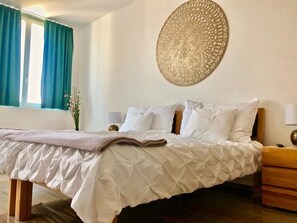 Desk, soundproofing, free WiFi, bed sheets - Hotel Aquafit (Sursee)