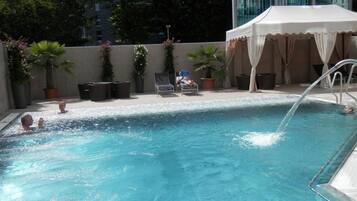 Una piscina techada, una piscina al aire libre