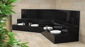 Dusche, kostenlose Toilettenartikel, Haartrockner, Bademäntel