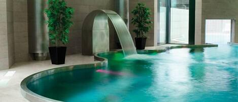 Piscine intérieure, piscine extérieure, chaises longues