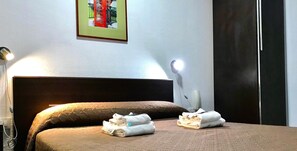 Desk, cribs/infant beds, rollaway beds, WiFi (free) - Hostal Carlos II (La Línea de la Concepción)