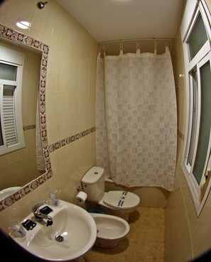 Rainfall showerhead, bidet, towels - Hostal Carlos II (La Línea de la Concepción)