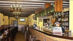 Bar (on property) - Hostal Carlos II (La Línea de la Concepción)