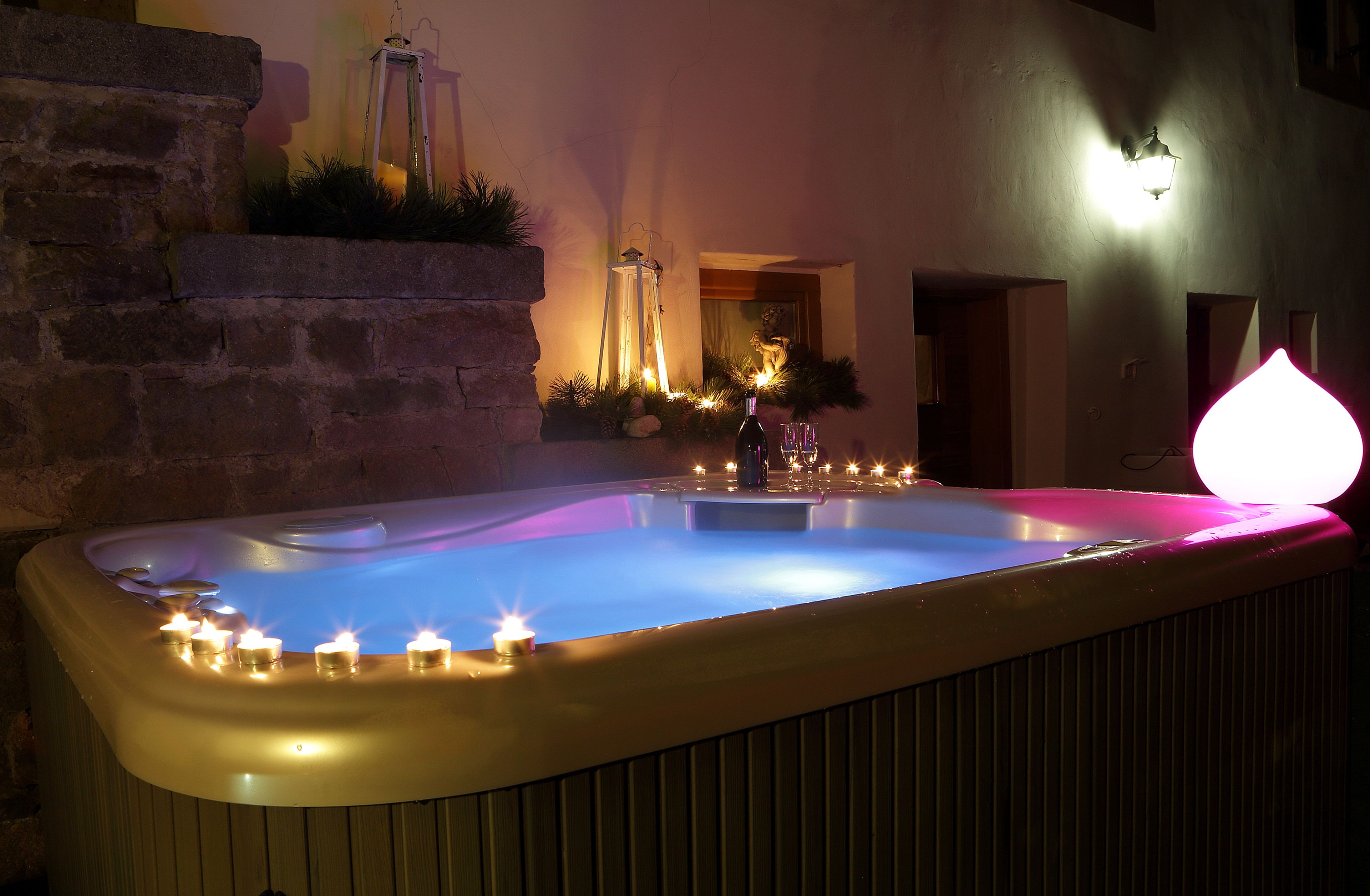 Türkisches Bad/Hamam, Körperbehandlungen, Warmsteinmassagen