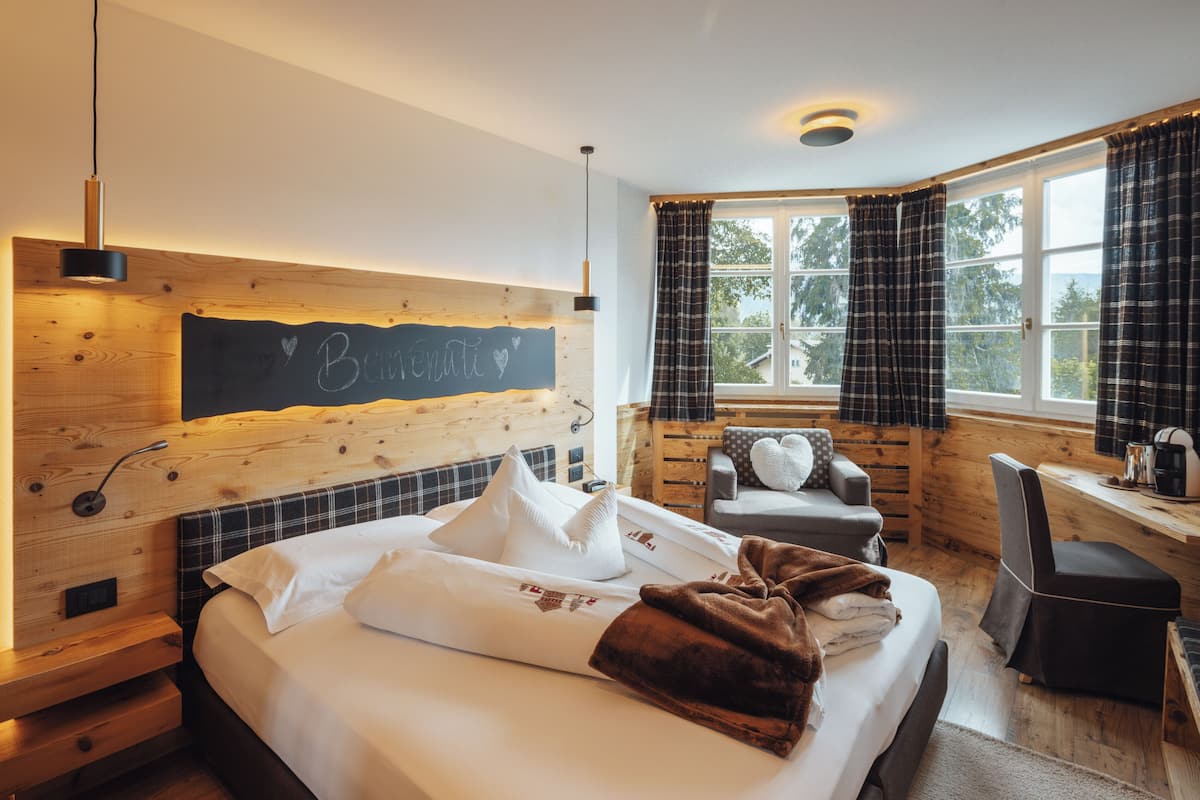 Superior Room | 1 bedroom, down comforters, minibar, in-room safe