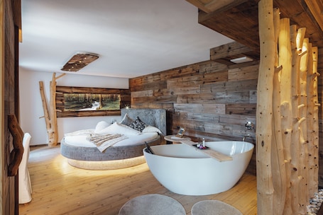 Luxury Suite | Down comforters, minibar, in-room safe, individually decorated