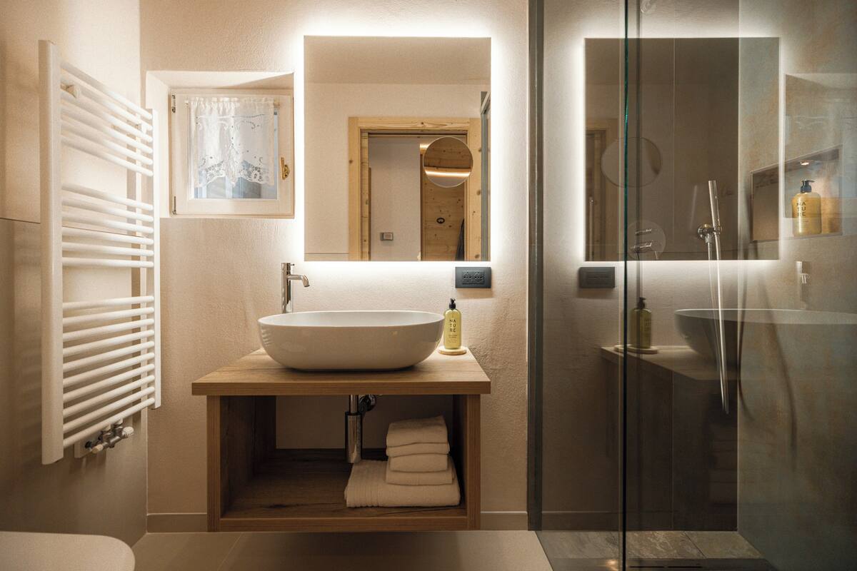 superior apartment | bathroom | free toiletries, hair dryer, bidet, towels